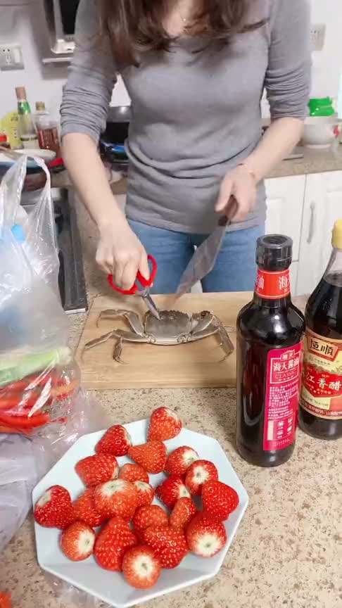 女人果然是最凶狠的动物,对螃蟹下手看得老公都不敢大声说话