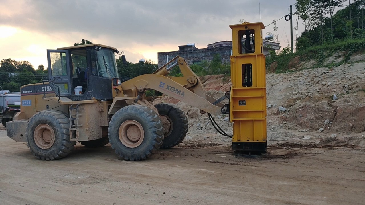 如此简单的装载机改打夯机!装载机带的打夯机施工!