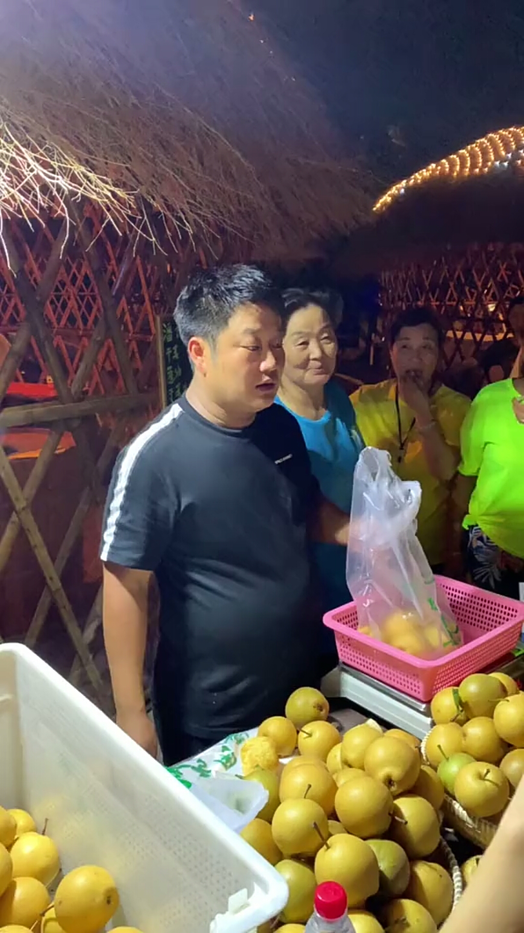 石榴哥卖水果,生意异常火爆!