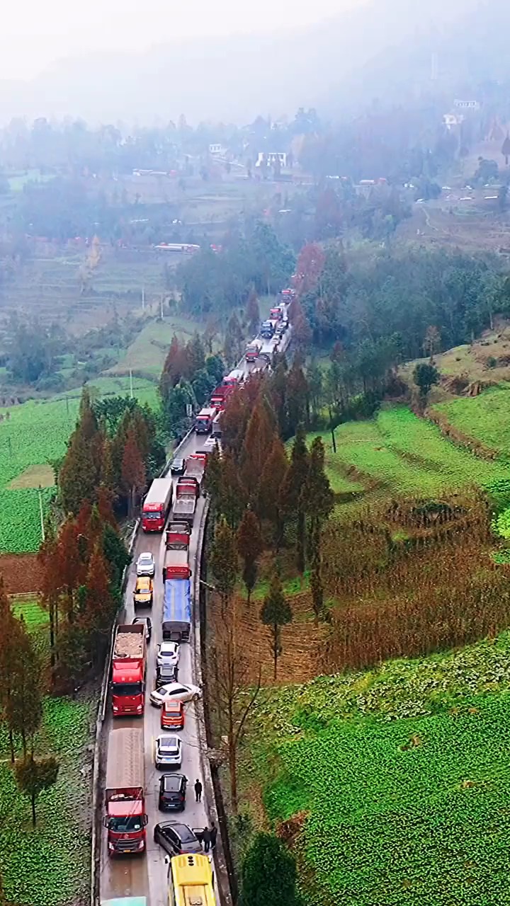 国道g245峨眉至峨边段堵车堵成的网红路期待乐汉高速尽快通车缓解出行