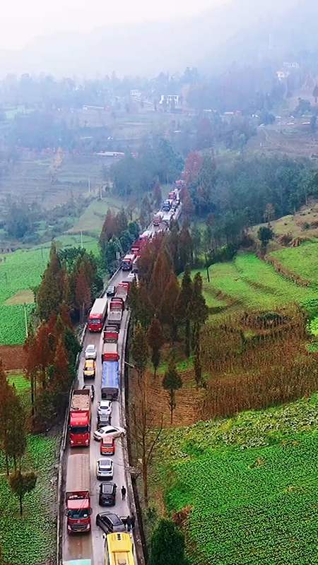 国道g245峨眉至峨边段堵车堵成的网红路期待乐汉高速尽快通车缓解出行