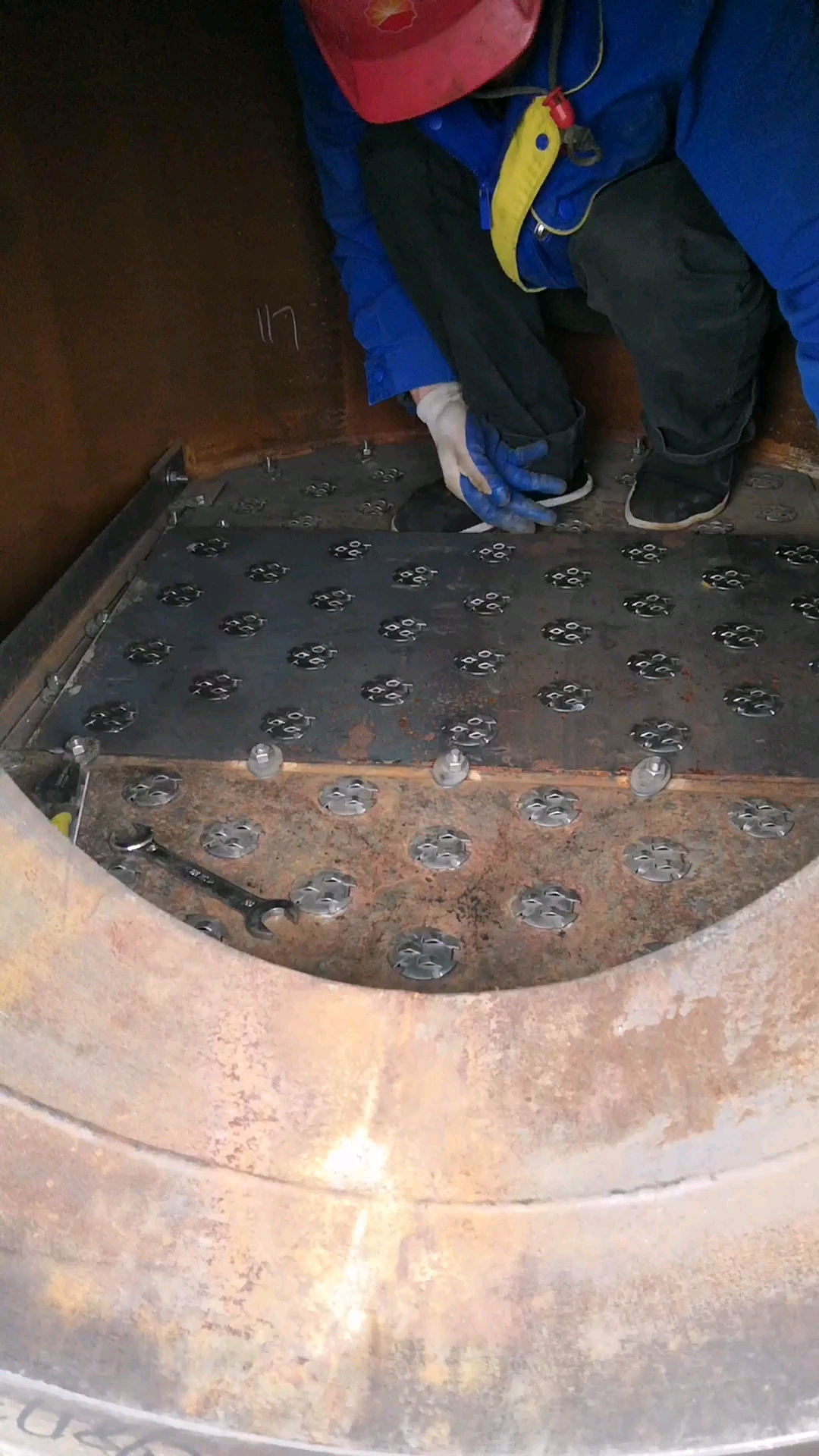 有人知道这是在干啥吗? 没有错这是在安装浮阀塔塔盘