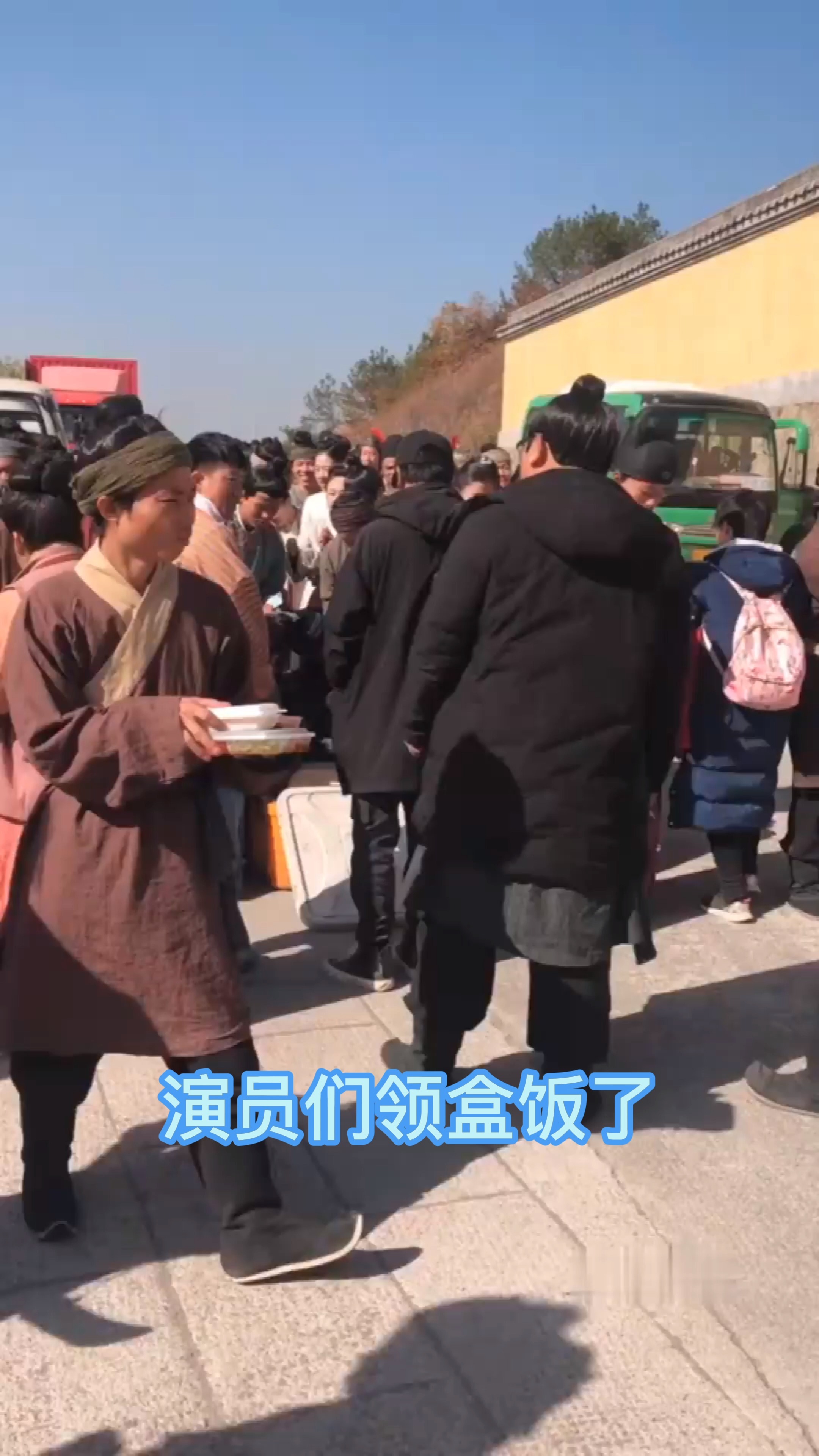 剧组午饭时间,演员们领盒饭,有群众演员,特约演员等,大家一起吃饭