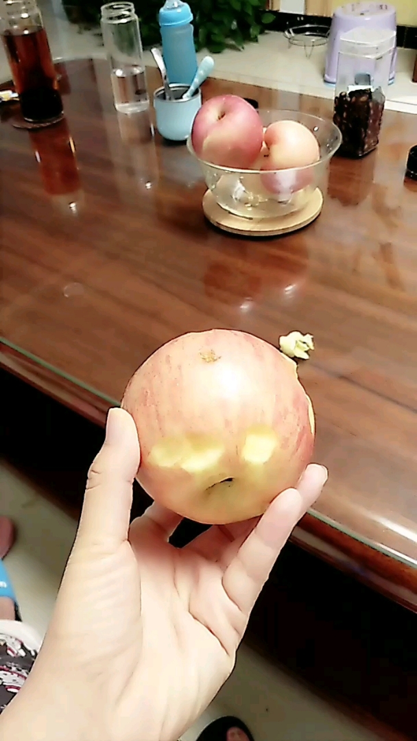 看被我家一一啃过的苹果