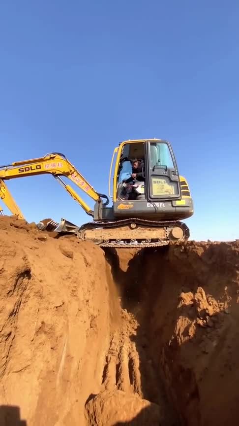 年轻人学挖机该不该心浮气躁学员开挖机听指挥陷入坑中,前退两难谁