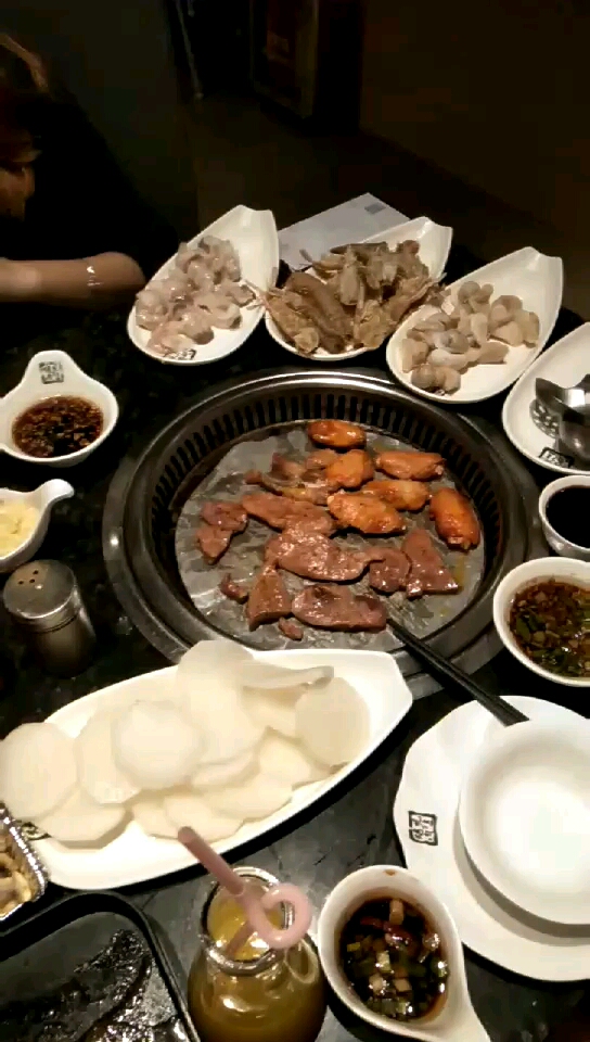 跟几个美女吃大餐