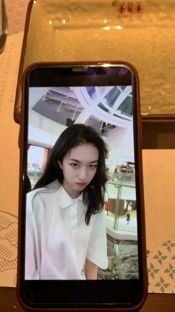 认识三个月的女网友 今天终于见面了 真人居然长这样 我该不该借口去