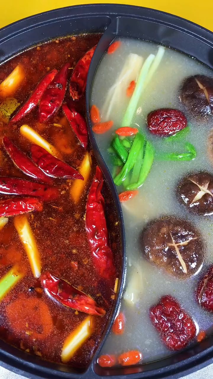 在家制作鸳鸯锅火锅汤鲜味美在家吃火锅