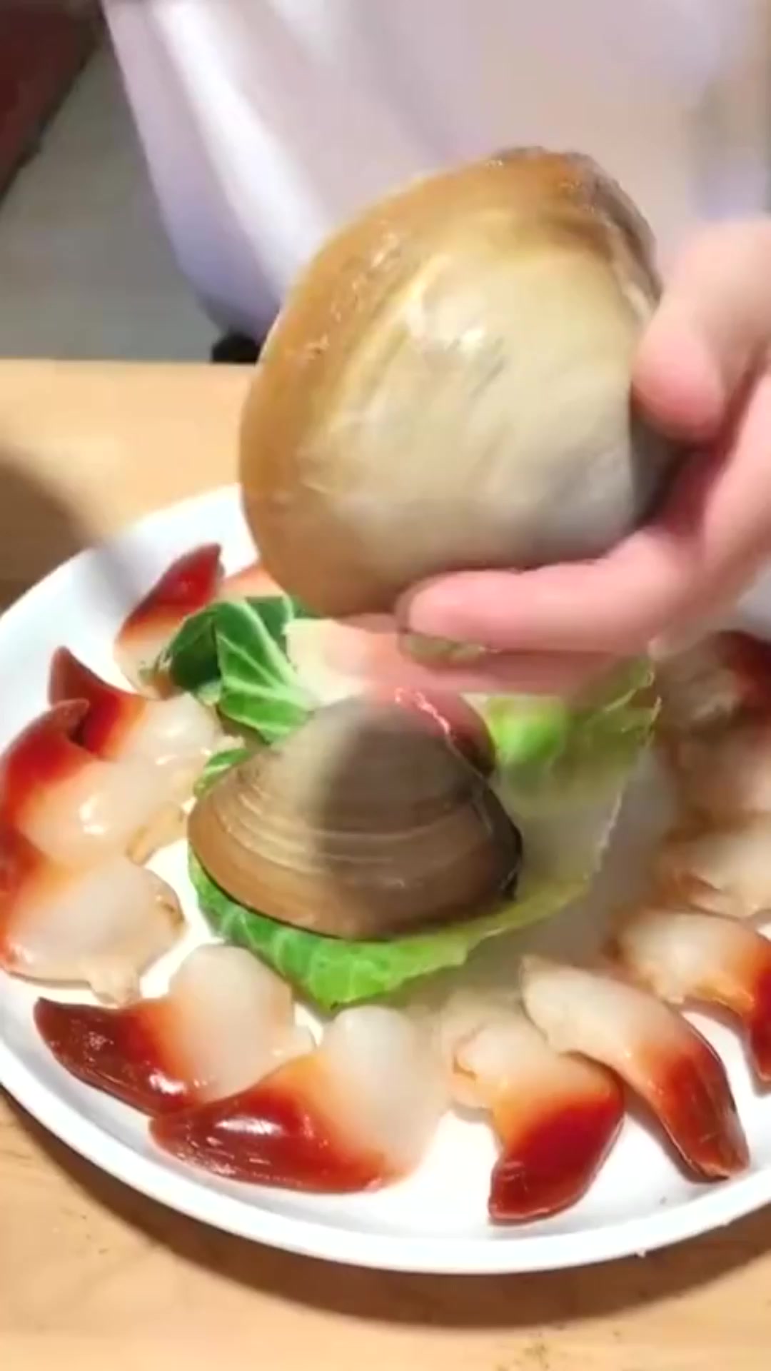 搞笑段子#五星级酒店招聘,大厨来剥了一只扇贝就被聘用了,这刀功是有