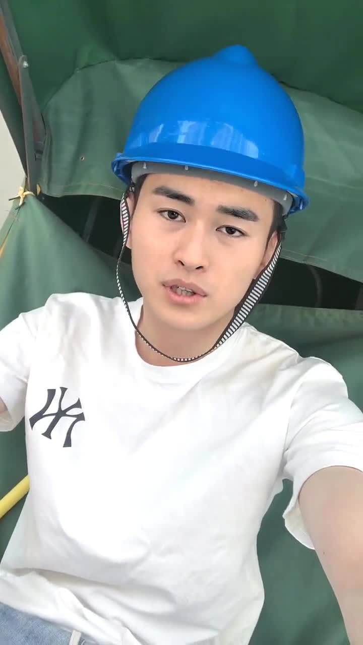 我们工地上的帅哥,超像一位大明星,他还自称是工地慕容云海!