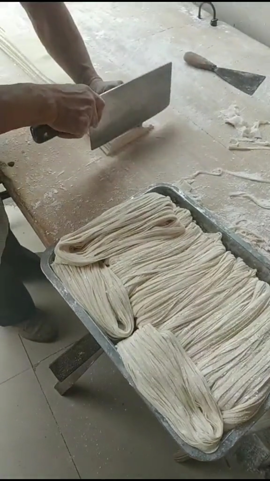 农村手艺人,手擀面比机器切出来的还要好