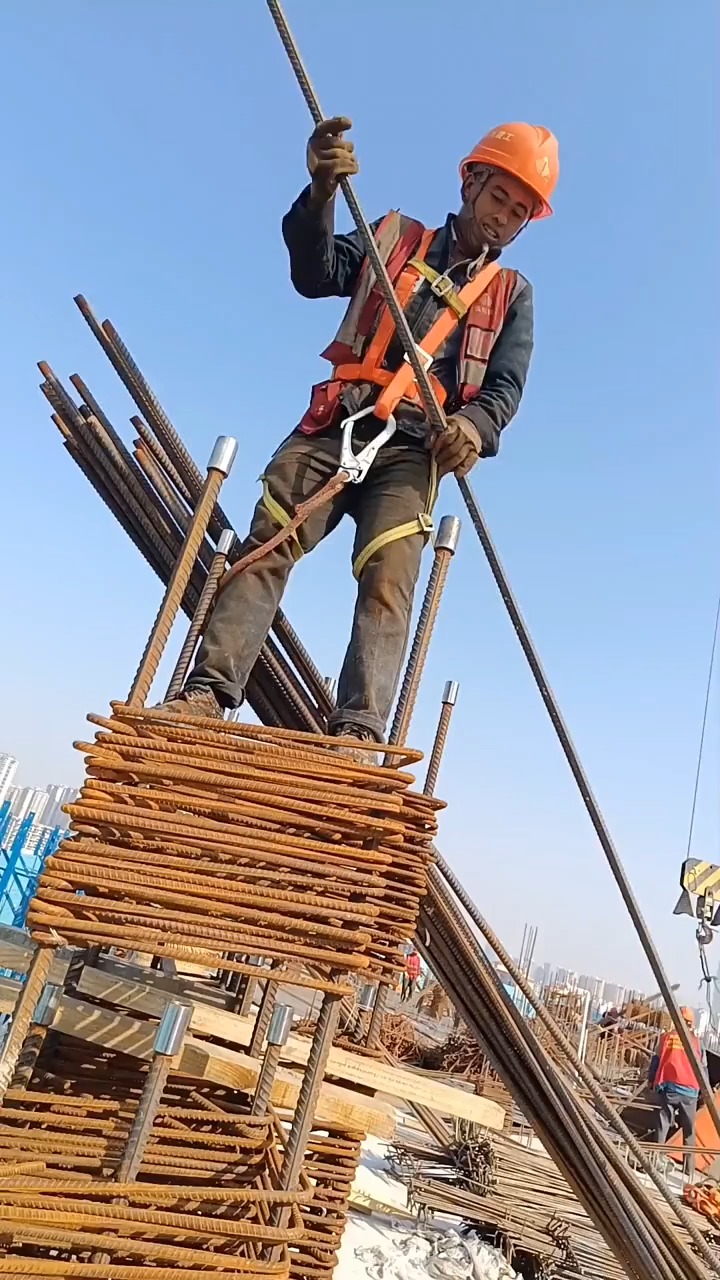 累不死,晒不死的钢筋工