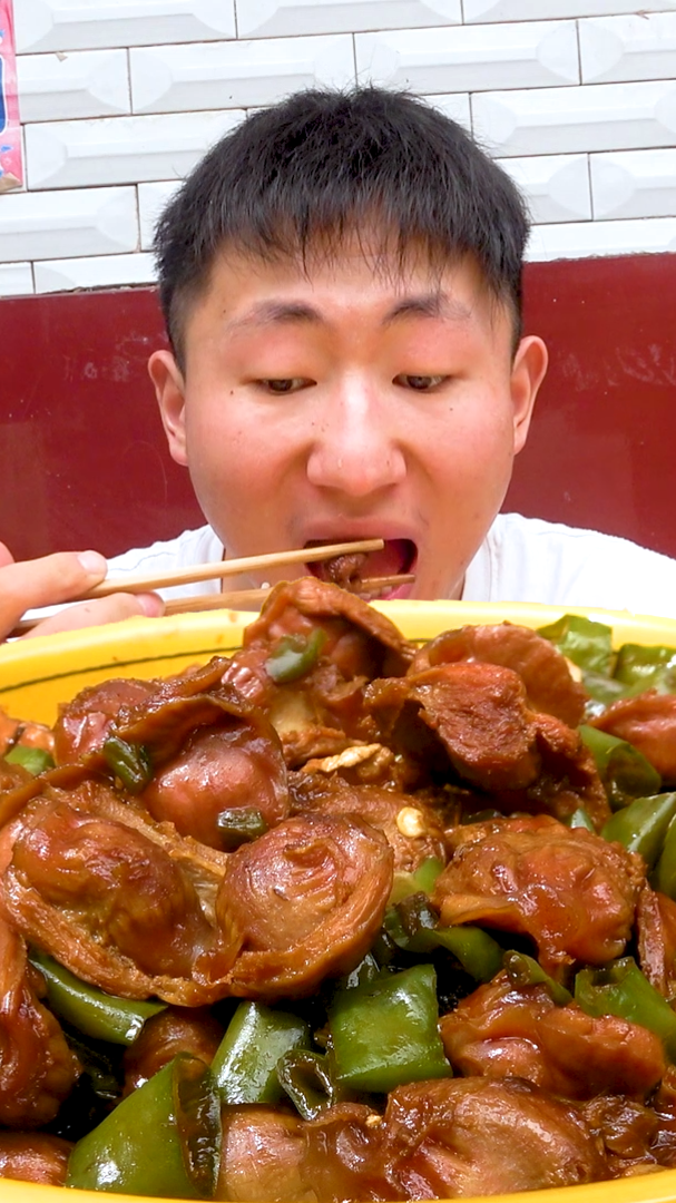 美食#看徐大sao炒二荆条好吃,特意买二斤二荆条爆炒鸡胗一大碗米烦栽