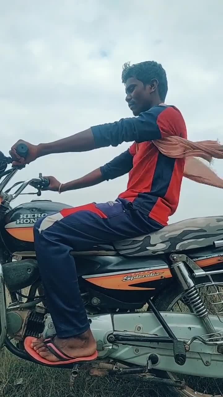 印度大哥骑摩托车兜风,气质立马上升很多