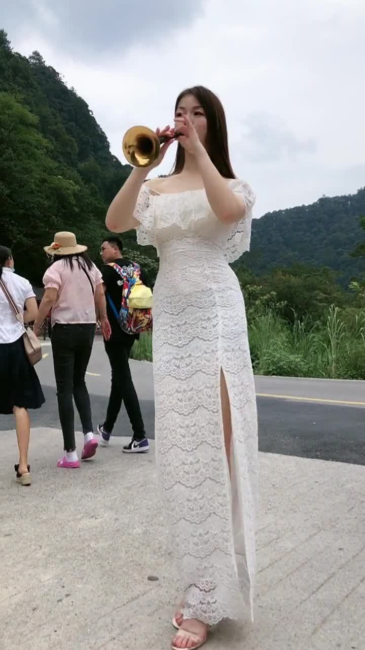 美女唢呐吹奏《你潇洒我漂亮》,回味无穷!