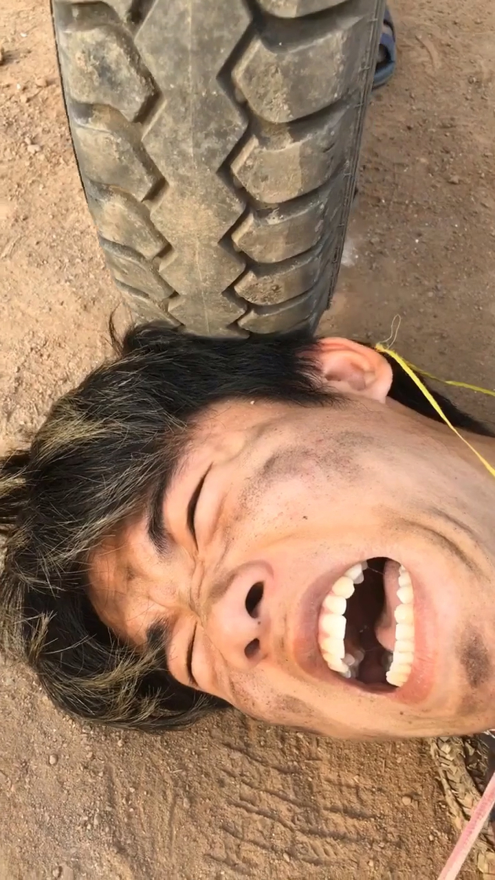 哈哈,铁头功点个关注每天更新搞笑视频