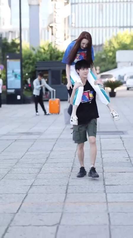 娱乐#美女真的好幸福,男朋友竟然让她坐脖子上,这是嫁给爱情了吗