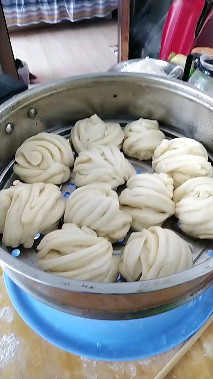 自己蒸的小花卷儿.