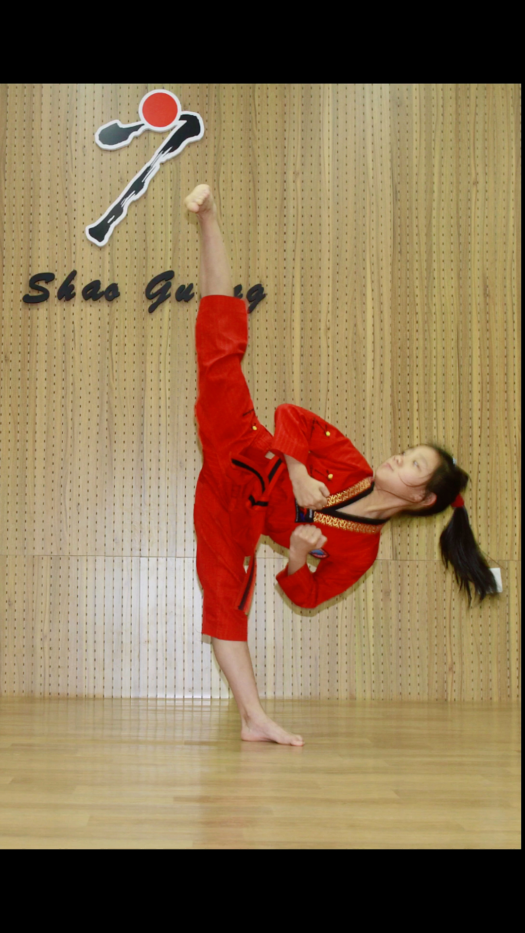 跆拳道女生踢腿图片