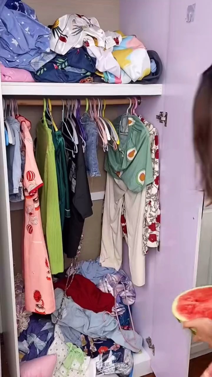 家里衣服超多,叠着放太乱还皱巴巴的,还好有这个一个能挂九件衣服,超