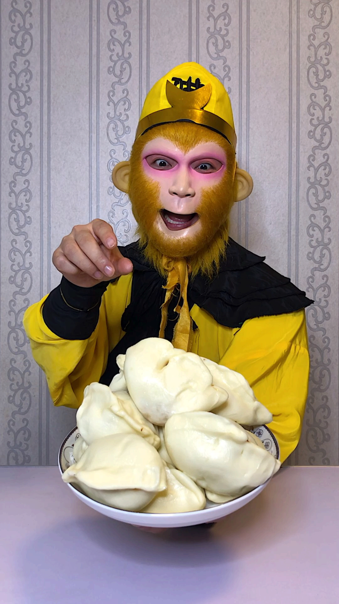 美食#猴哥吃肉包