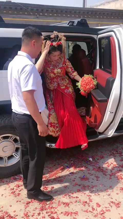 参加好朋友婚礼,新娘子下车的那一刻,瞬间羡慕新郎官了