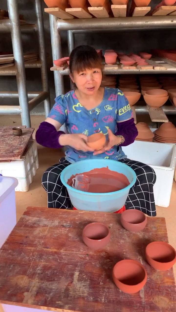 民间艺术#传统工艺建盏女匠人上釉过程
