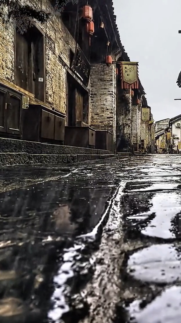 聽雨是一種宣洩,看雨是一種解壓,多情的江南,一抹