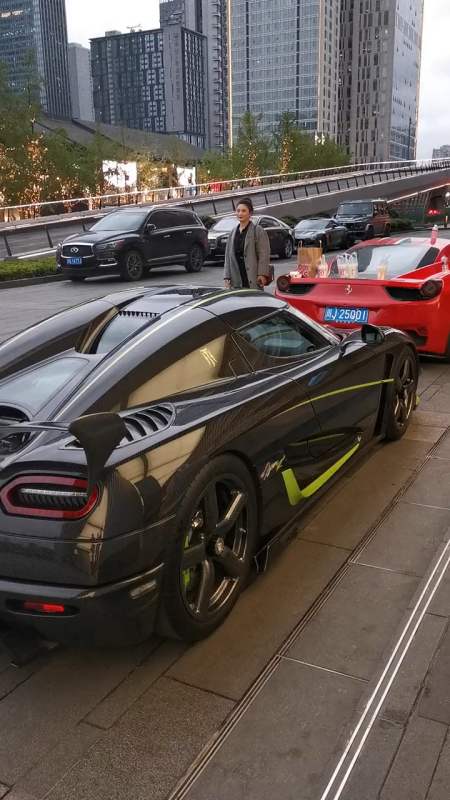 白富美和柯尼塞格幽灵跑车合影,也是成都,最牛逼的商场-全民小视频