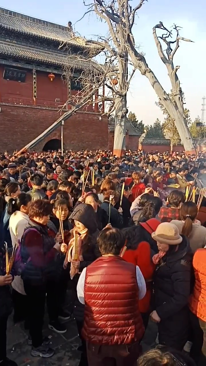 淮阳太昊陵烧香拜佛的人山人海.