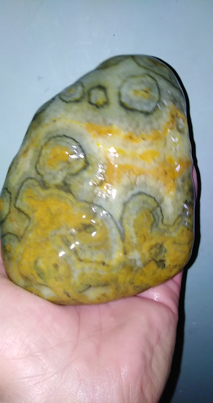 石头上的故事#都说好石不在大小,这块色纹漂亮的汉江小火爆石,我超