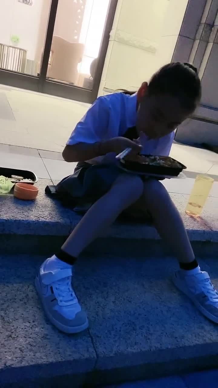 童模焱娃娃果然是小童星,已经进剧组拍戏了,剧组盒饭都吃上了