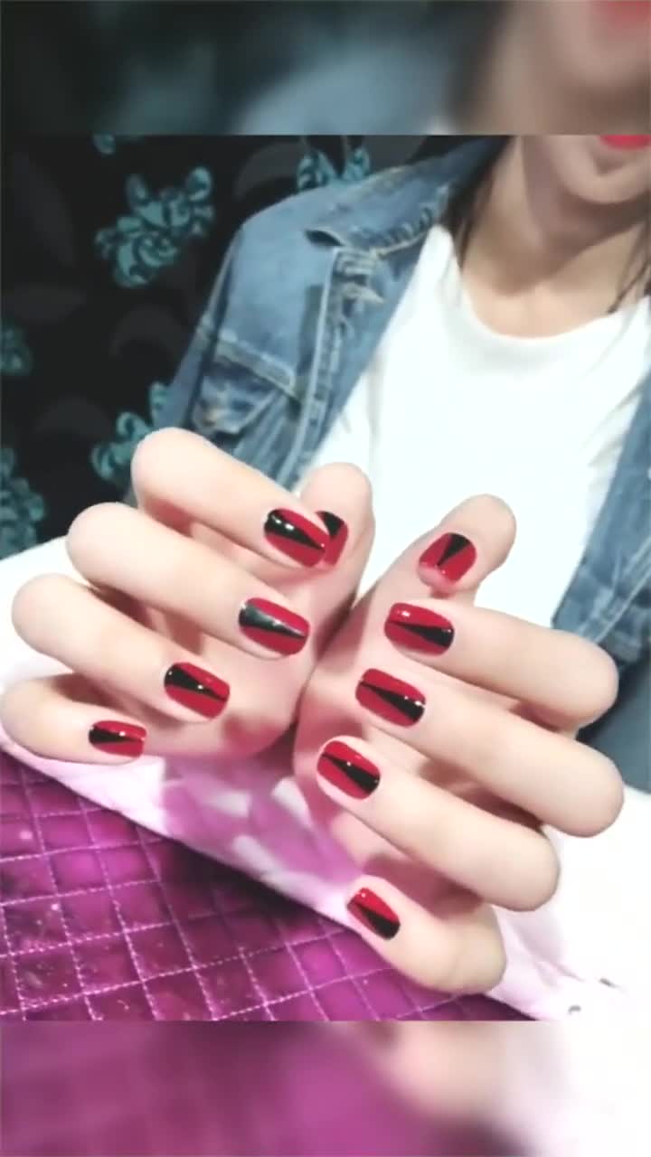 红黑搭配在一起就是好看,超级喜欢这款美甲好美啊-度小视