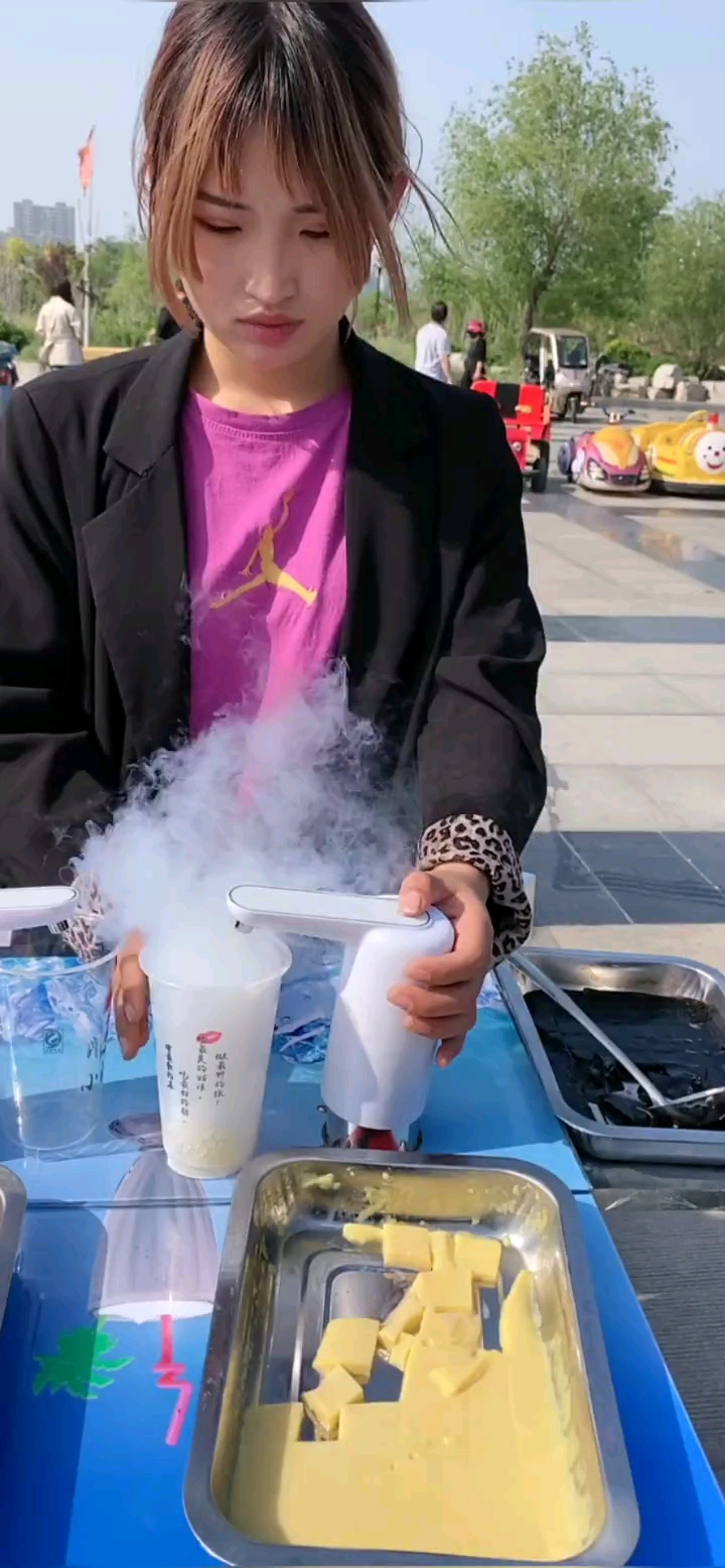 一天1000杯的冷饮冒烟奶茶