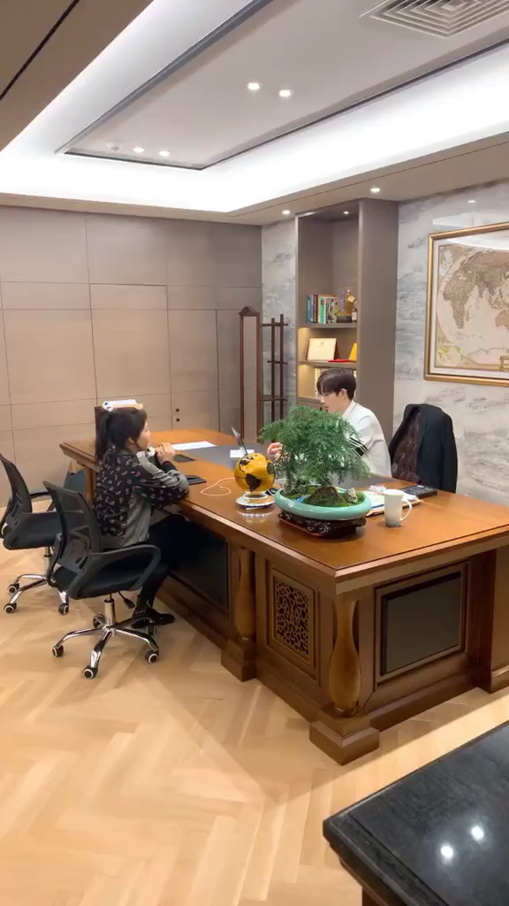 最年轻的老板老板工作的样子真的不要太帅了@黄锦鸿ma打卡黄锦鸿