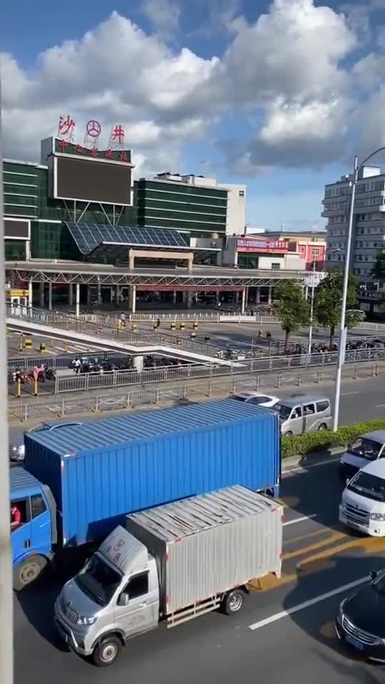 我很佩服我弟弟来深圳第一天在沙井客运站就认识一个小女孩三天的时间