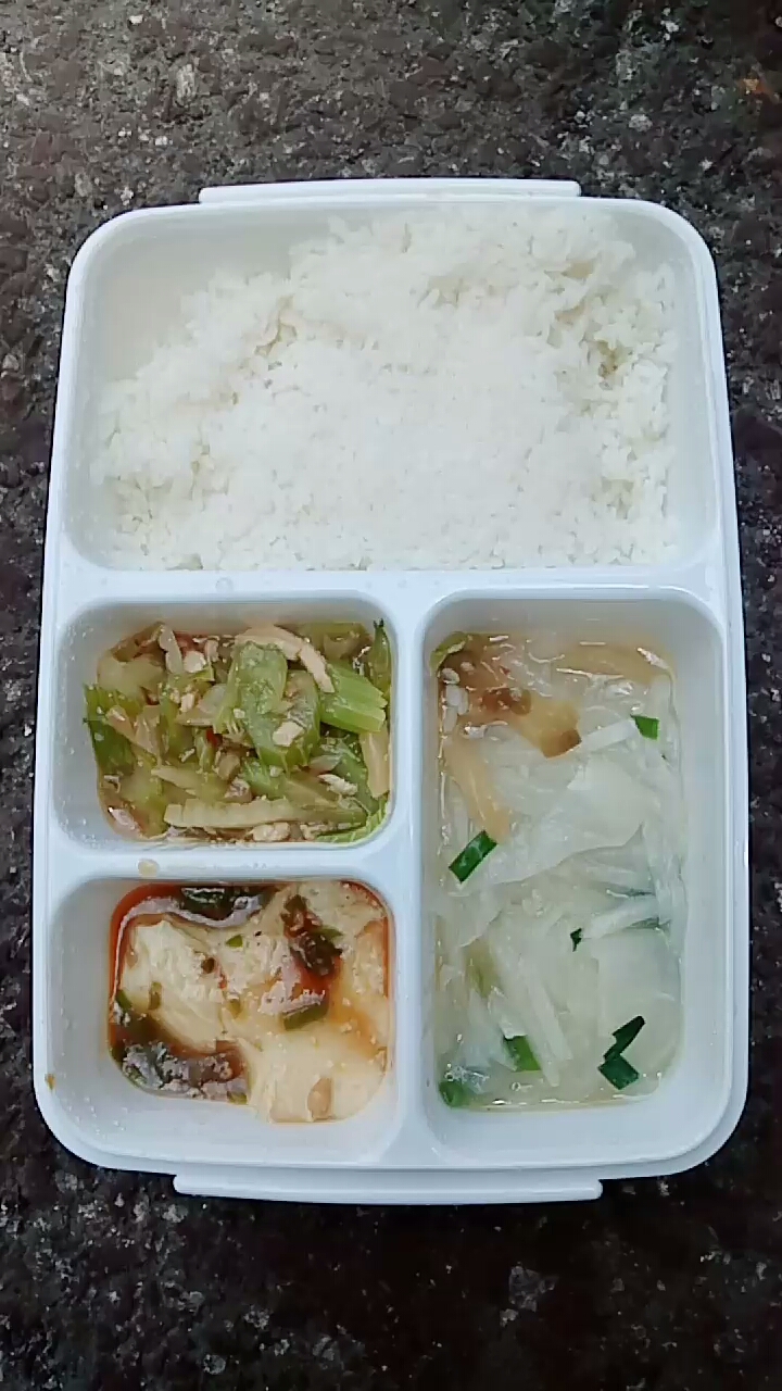 这就是五矿下属公司,中冶宝钢给一线工人吃的盒饭,欢迎评论,欢迎转发.