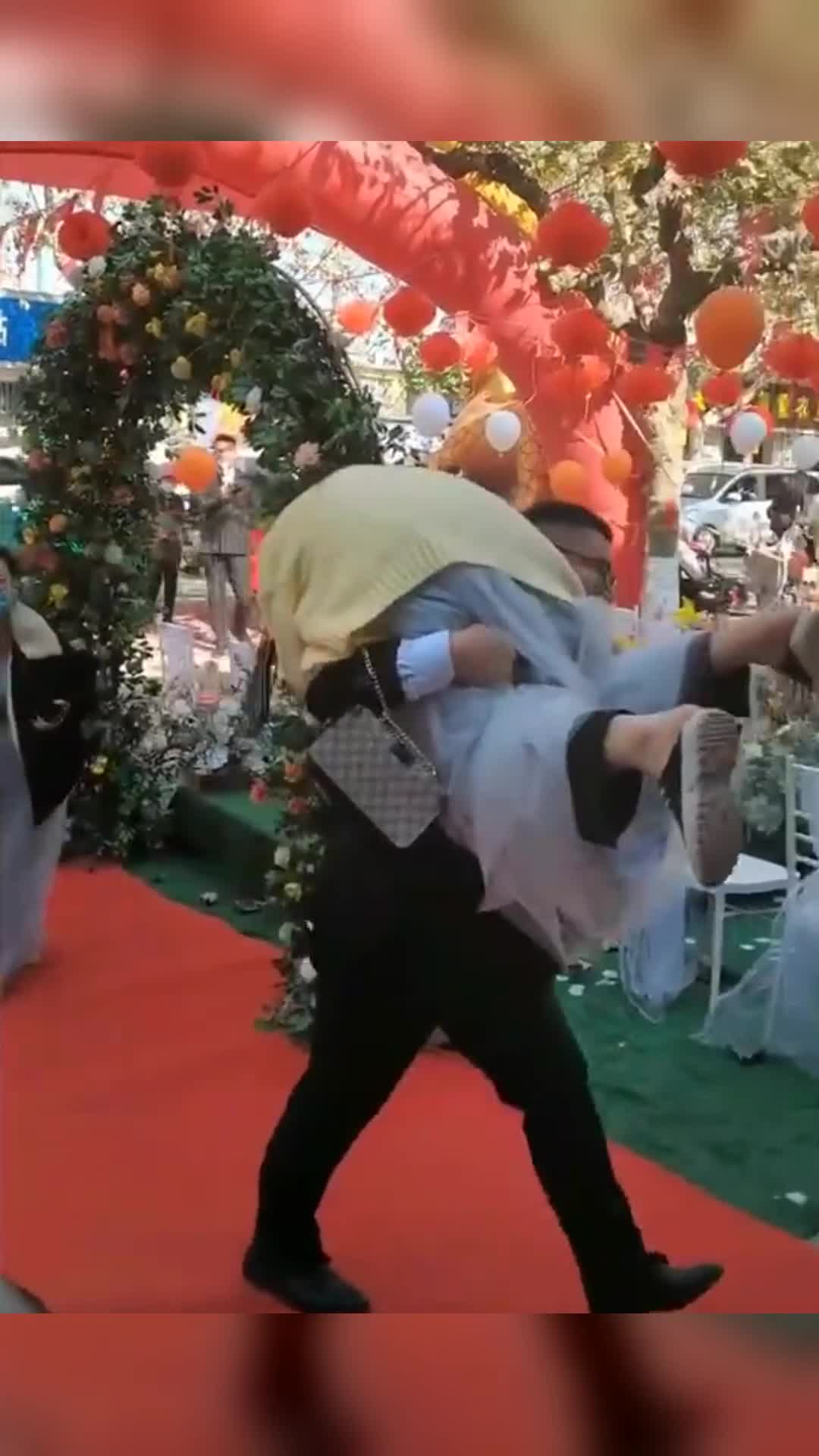 闹伴娘,这个伴郎还是很文明的!