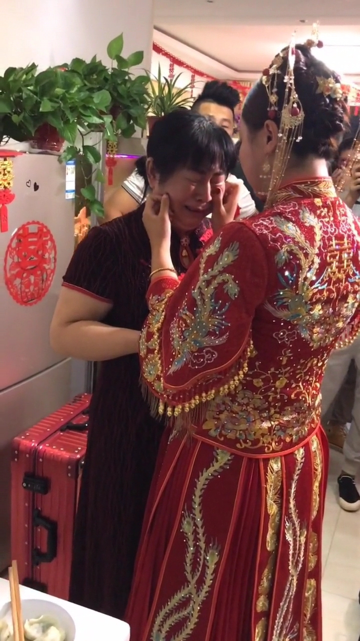 妈妈哭的像个孩子,这么好的女儿出嫁了