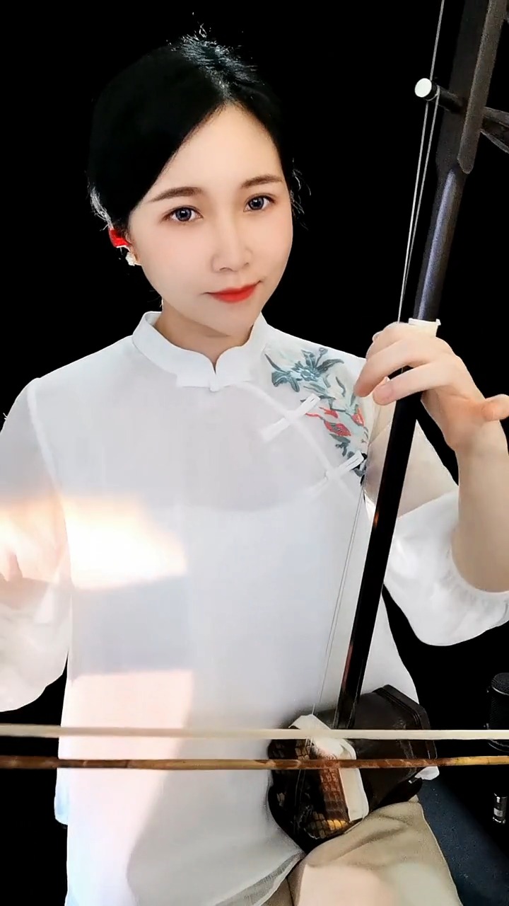 迷惑行为大赏#美女二胡拉奏《亲亲茉莉花》 ,声情并茂,唯美悦耳,醉人