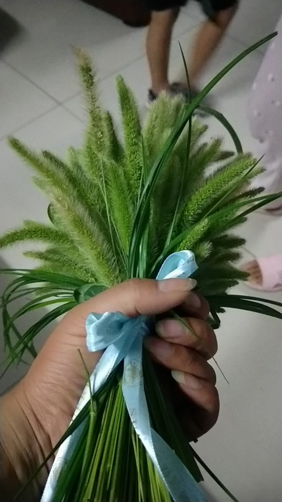 秀恩爱#儿子给采的狗尾草花束