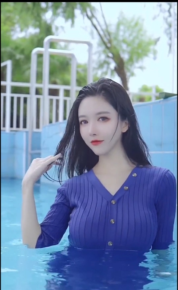 泳装美女秀#蓝色战衣,水陆两用,你喜欢吗?