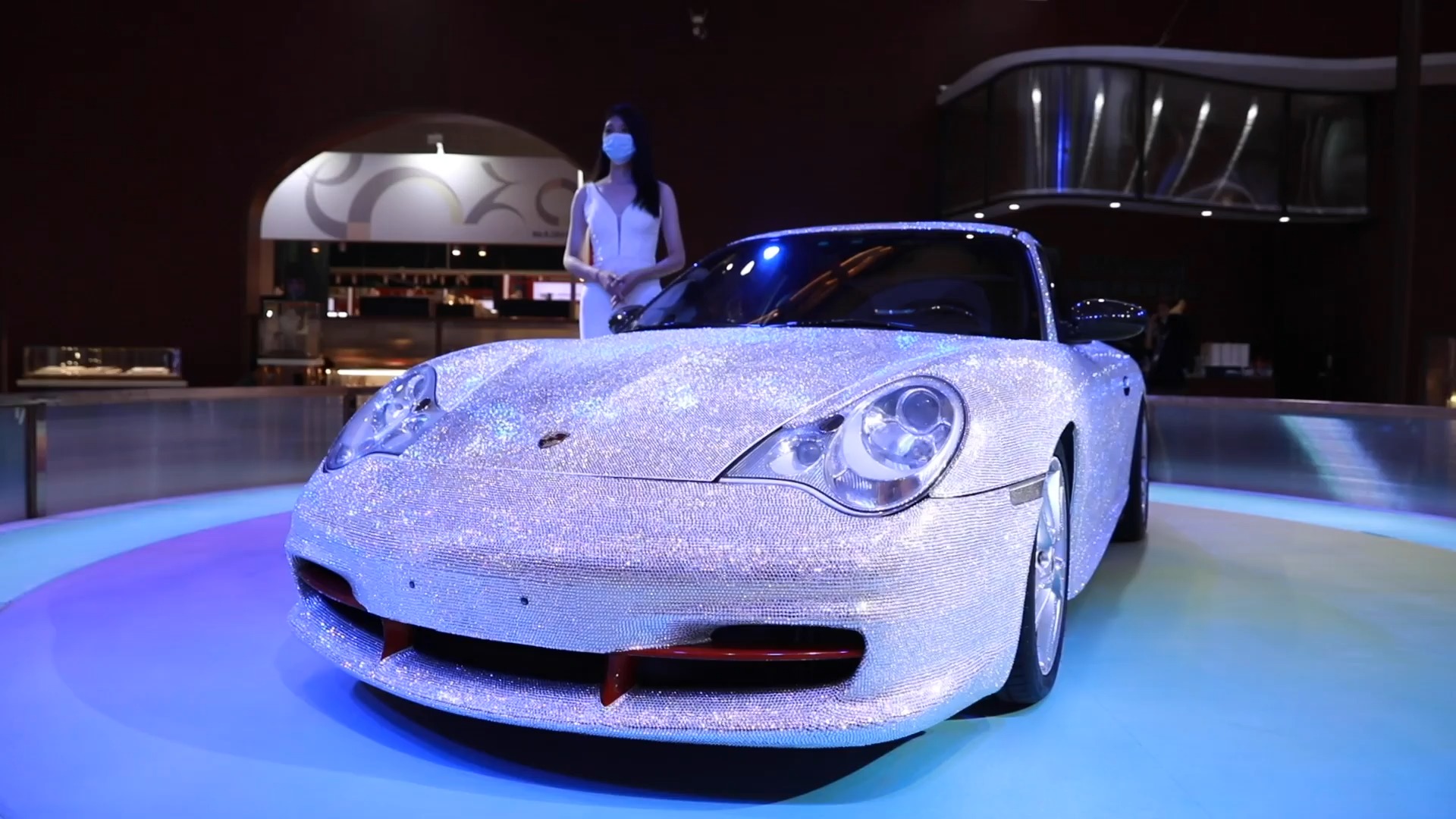 中国首秀镶嵌40万颗钻石的宝石跑车亮相进博会