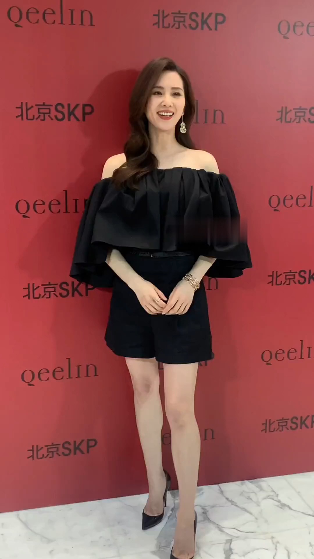 刘诗诗黑色一字肩搭配温柔长卷发生图状态绝了