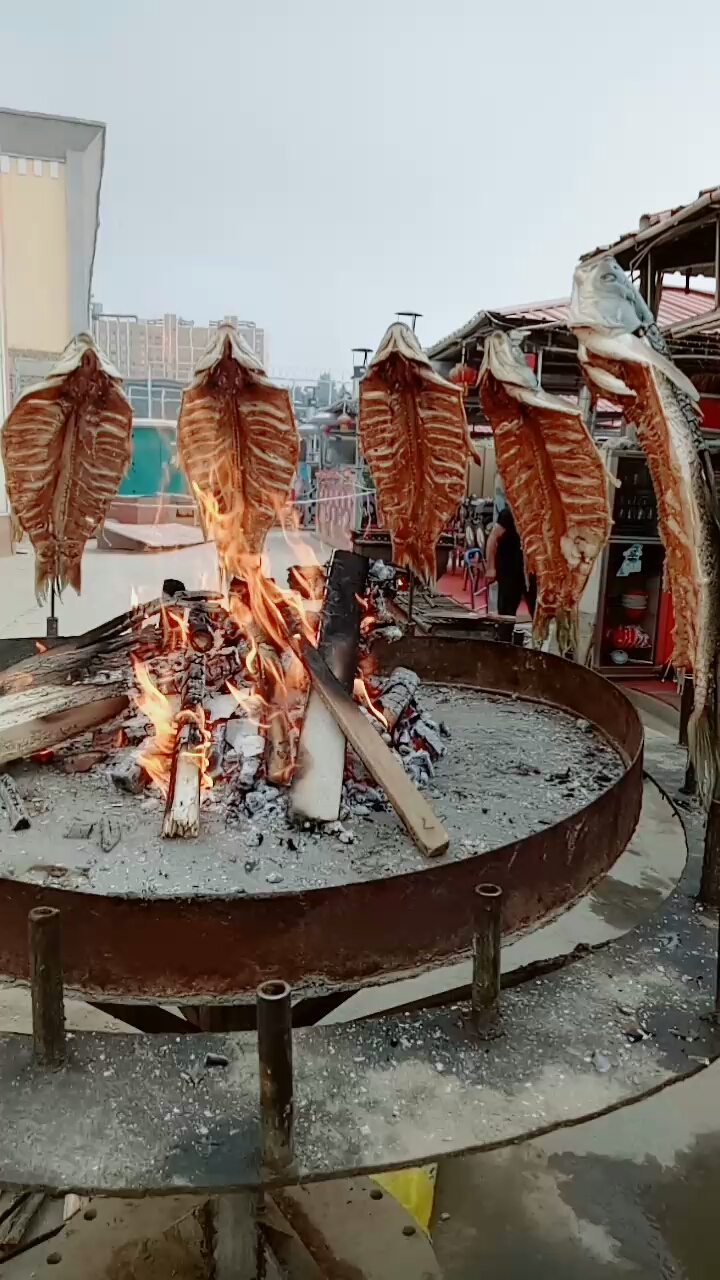 新疆特色木烤鱼.看着就香馋人.