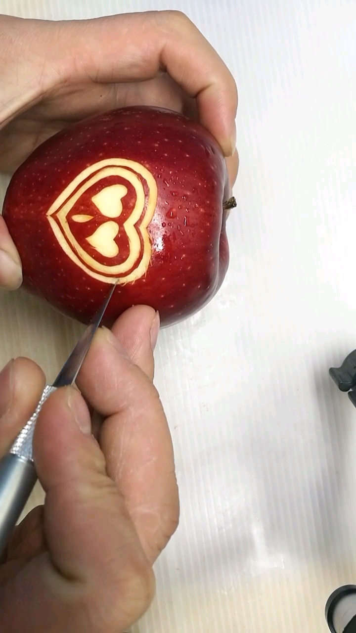 全民正能量#苹果上的爱心雕刻,美女会喜欢吗?