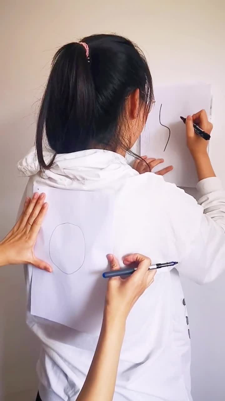 高质量的亲子游戏,带孩子一起玩后背传画!还可以锻炼孩子的专注力哦.