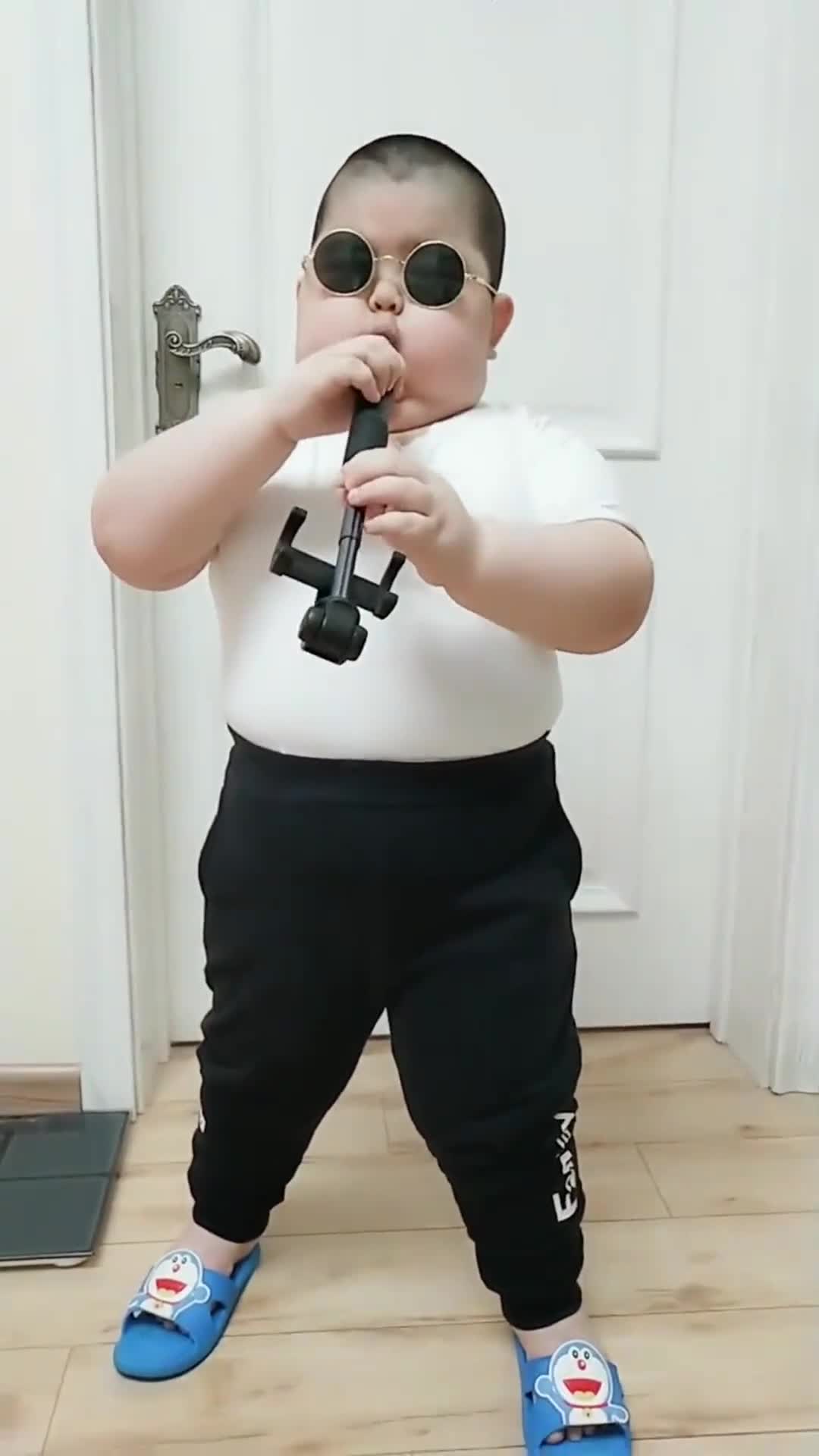 这位小胖真可爱,都开始学乐器了,你觉得他行吗