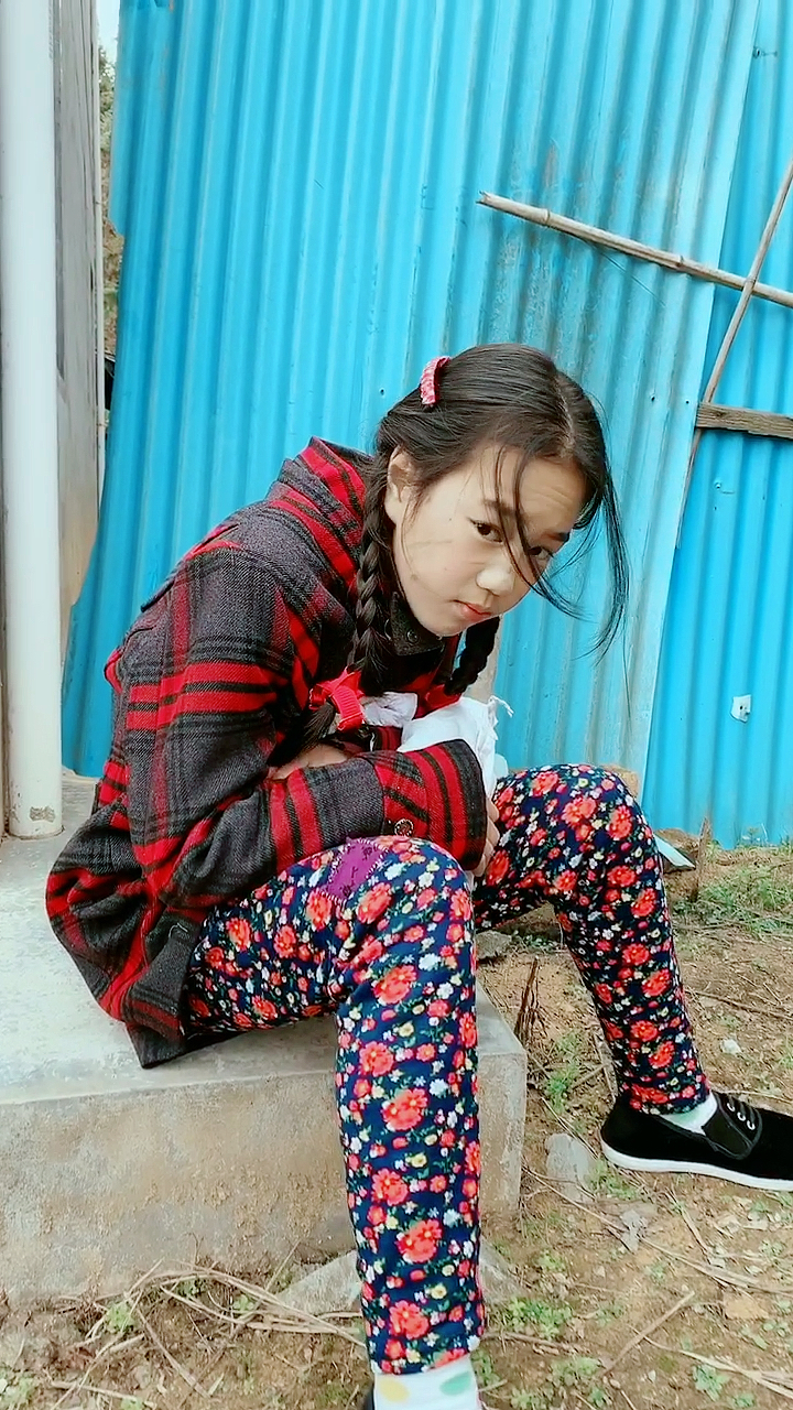 四川发生了什么~小女孩流浪在这里