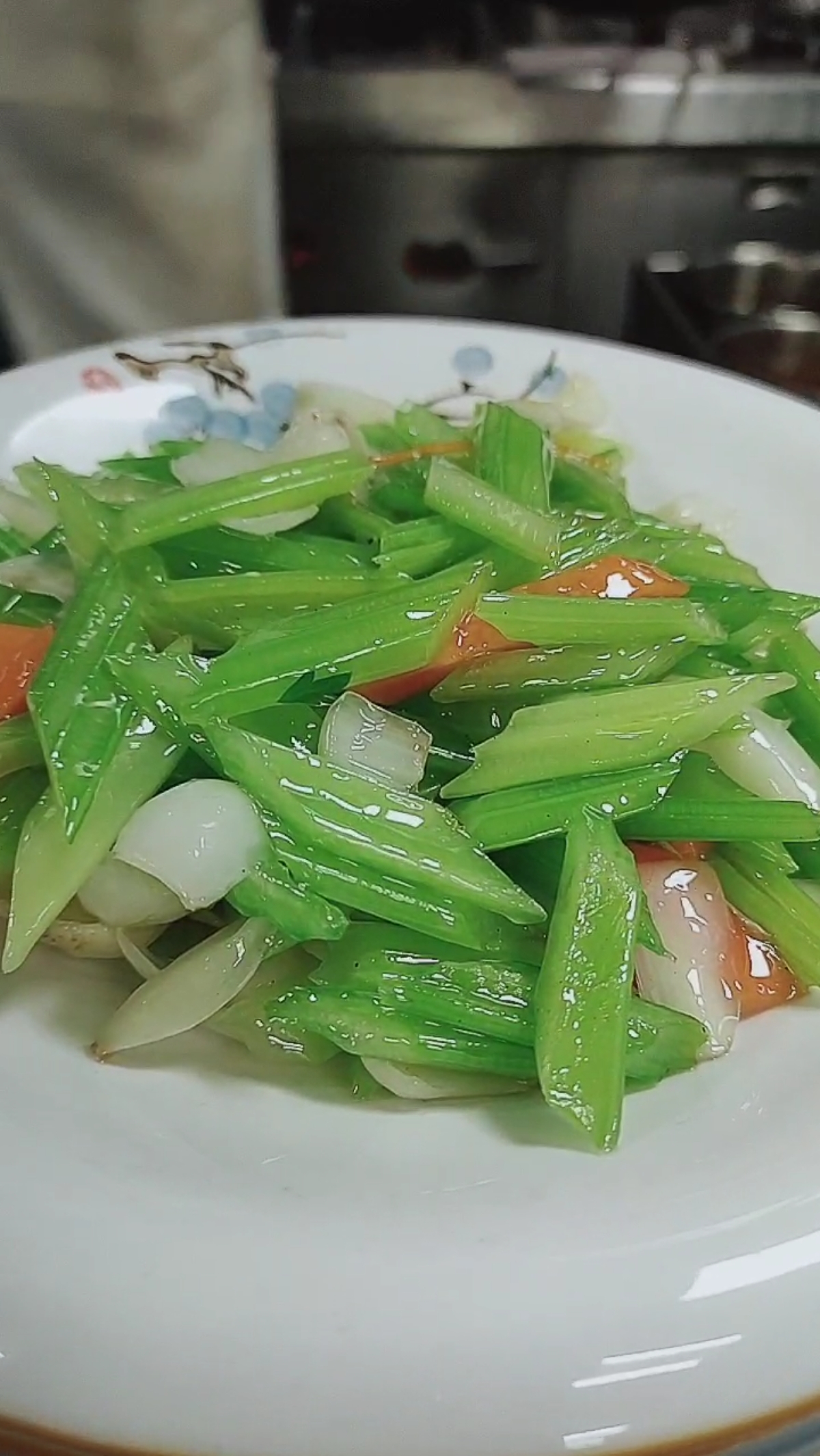 秀出你的拿手菜#婚宴必点素菜西芹百合,百年好合的意义.